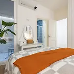 Modern 4 Bedroom Haven Sleeps 10 Apartment