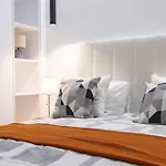Apartment Modern 4 Bedroom Haven Sleeps 10 *