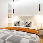 Modern 4 Bedroom Haven Sleeps 10 Apartment *