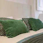 Modern 4 Bedroom Haven Sleeps 10 Lisbon