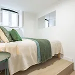 Modern 4 Bedroom Haven Sleeps 10 Apartment