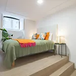 Apartment Modern 4 Bedroom Haven Sleeps 10 *