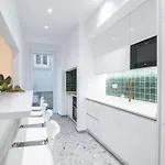 Modern 4 Bedroom Haven Sleeps 10 Apartment *