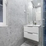 Modern 4 Bedroom Haven Sleeps 10 Lisbon