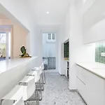 Modern 4 Bedroom Haven Sleeps 10 Apartment