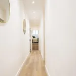 Modern 4 Bedroom Haven Sleeps 10 * Lissabon